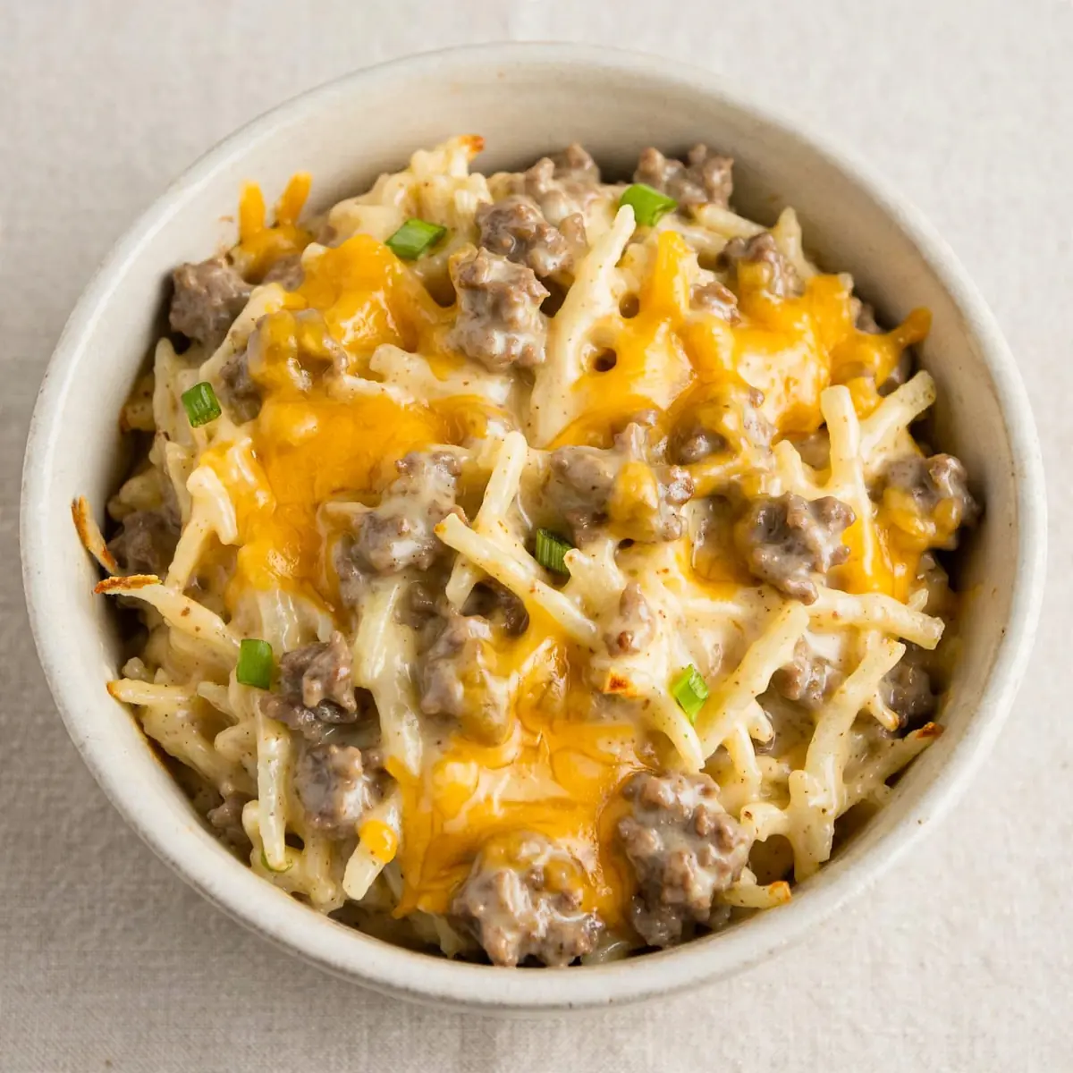 Budgetfreundlicher Crockpot Käse-Rinder-Hash-Brown-Auflauf